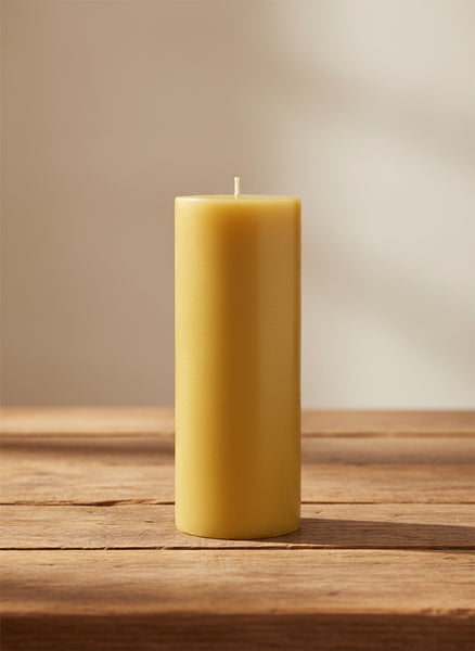 Stumpenkerze XL aus Bienenwachs auf dem Tisch