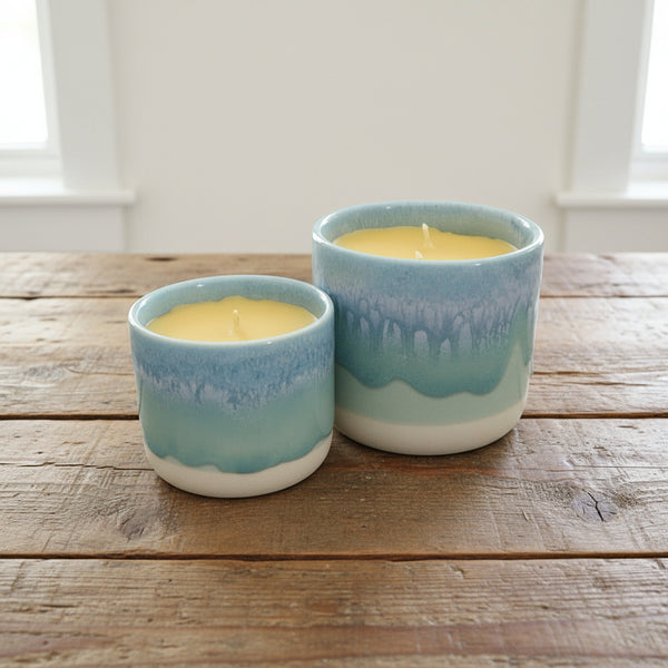 Bienenwachskerzen im blauen Keramikbecher, gross und klein auf dem Tisch