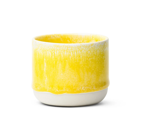 gelber Keramikbecher