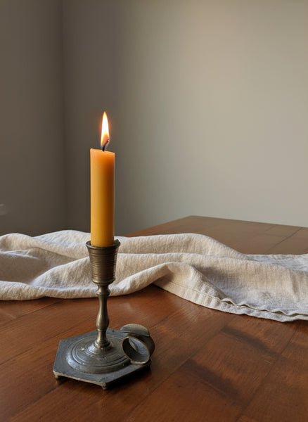Tischkerze aus Bienenwachs auf dem Tisch