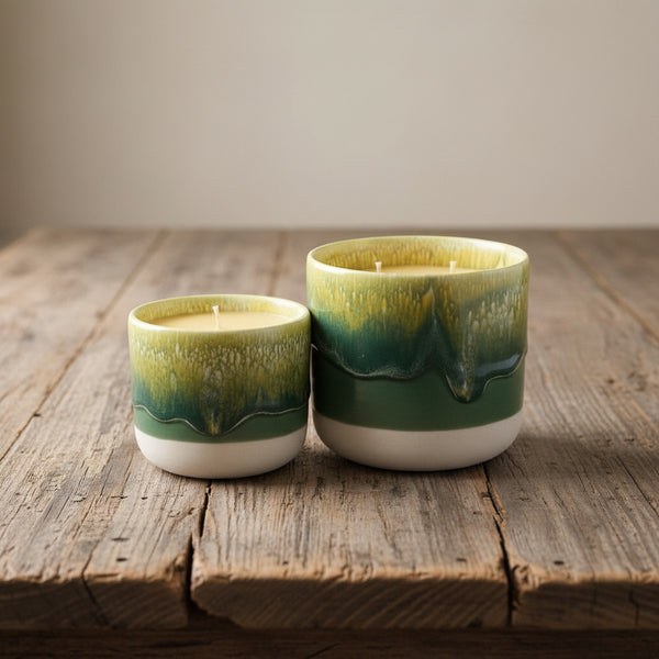 Bienenwachskerzen im grünen Keramikbecher, klein und gross auf dem Tisch