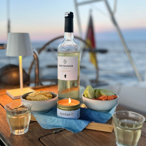 Reisekerze aus Bienenwachs auf dem Tisch