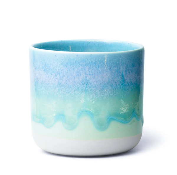 blauer Keramikbecher